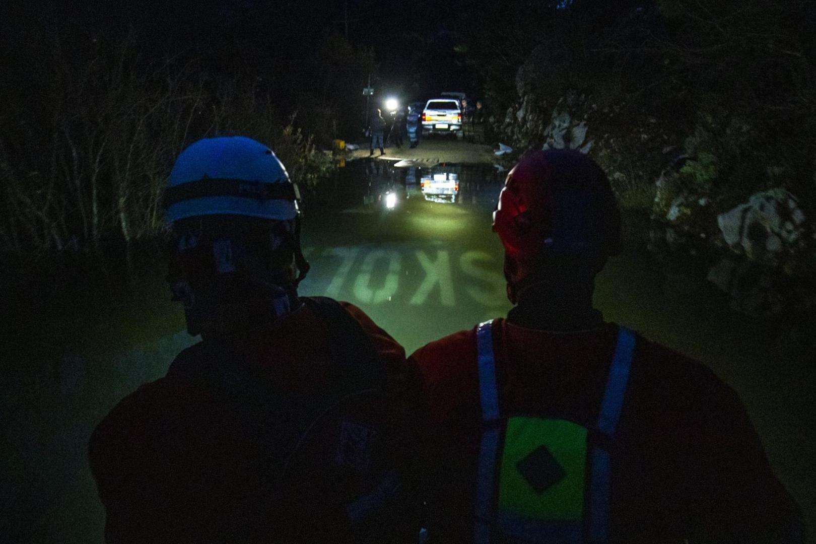 10.12.2020., Vrgorac, Kokorici - Dezurne sluzbe nastavljaju s radom i tijekom noci na poplavljenom podrucju u Kokoricima.
Photo: Miroslav Lelas/PIXSELL
