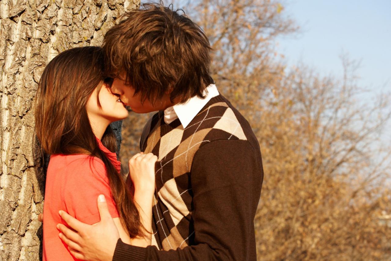 'Couple kissing'