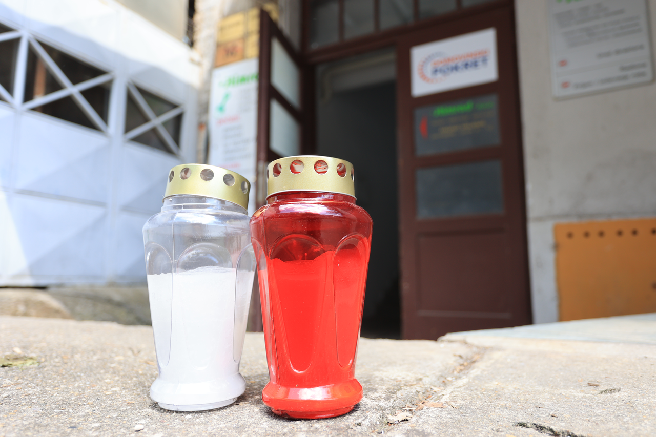 Zagreb: Lampaši postavljeni ispred središnjice stranke Domovinski pokret