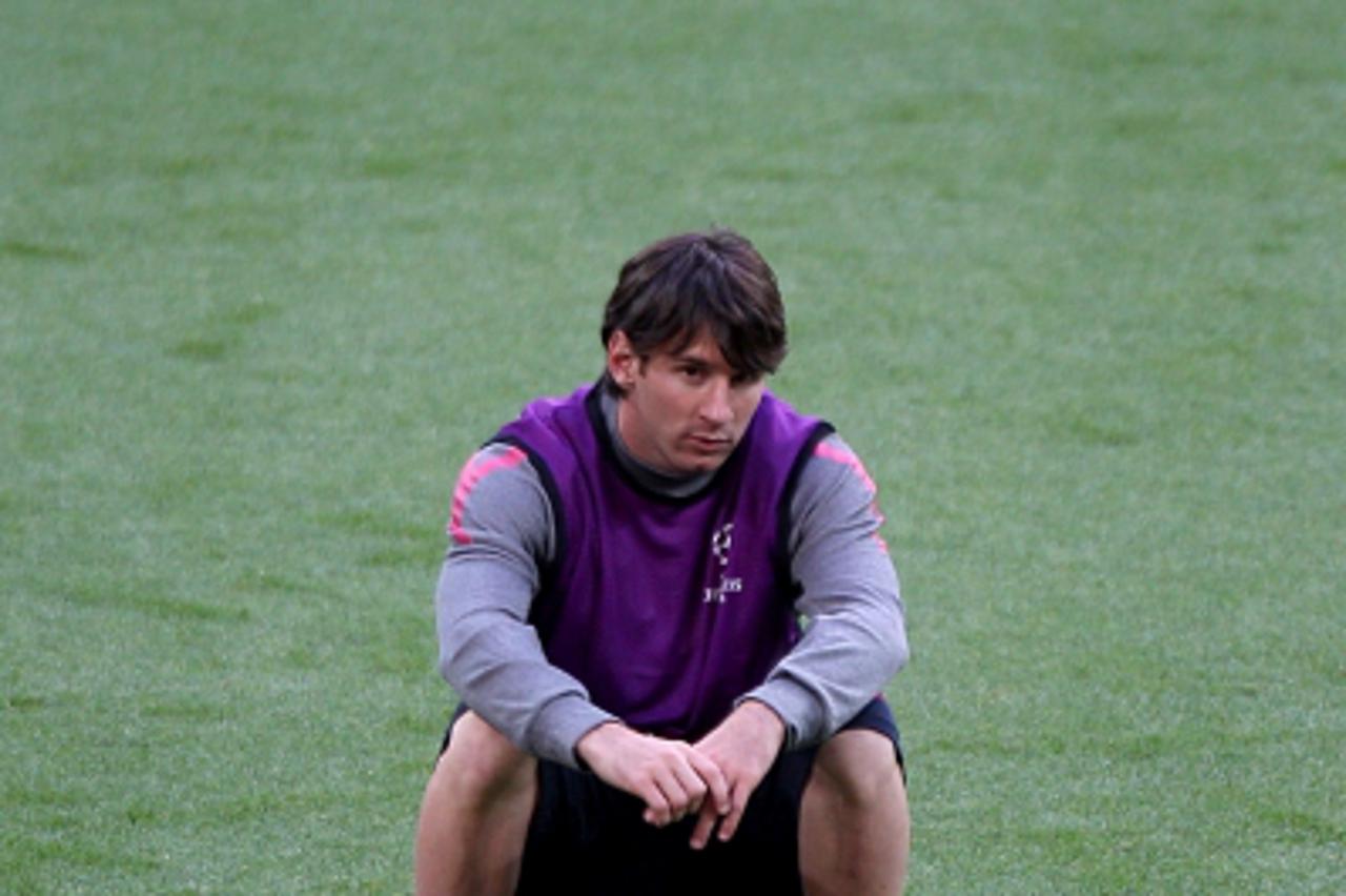 '*ALTERNATE CROP* Barcelona\'s Lionel Messi sits on a ball in training Photo: Press Association/Pixsell'