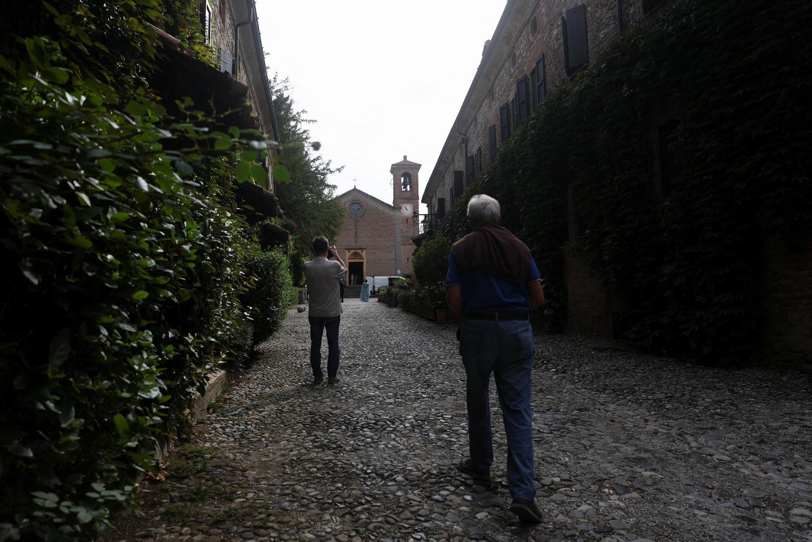 Prema njegovoj želji, Armani je pokopan u obiteljskoj kapelici u Rivalti, selu stotinjak kilometara udaljenom od Milana i blizu Piacenze, grada u kojem je rođen. Tamo počiva uz svoje roditelje i starijeg brata.