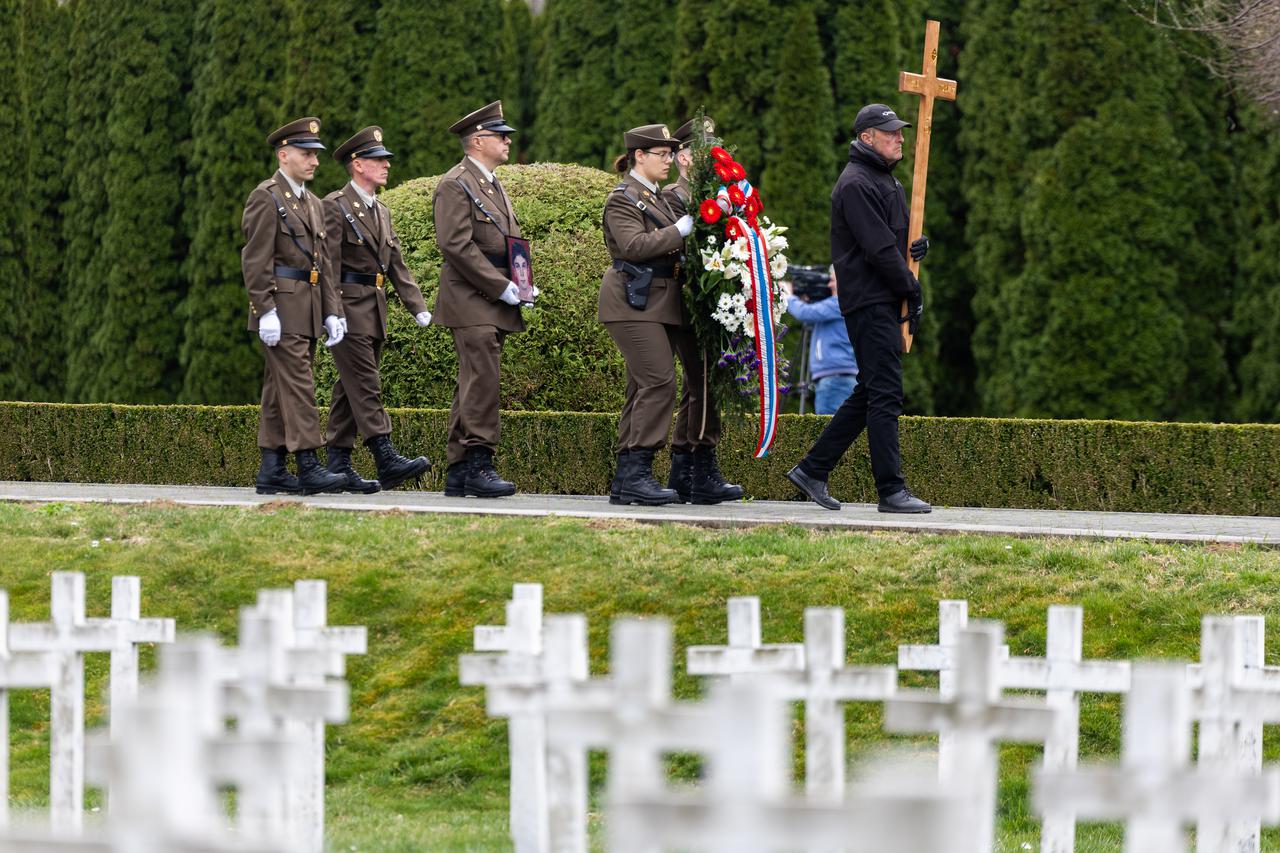 Vukovar: Posljednji ispraćaj i ukop identificiranih posmrtnih ostataka hrvatskog branitelja iz Domovinskog rata Pala Horvata 