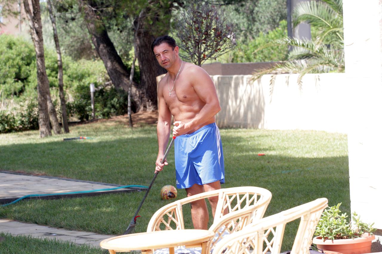 Ministar zdravstva Darko Milinovic u svojoj vikendici na otoku V