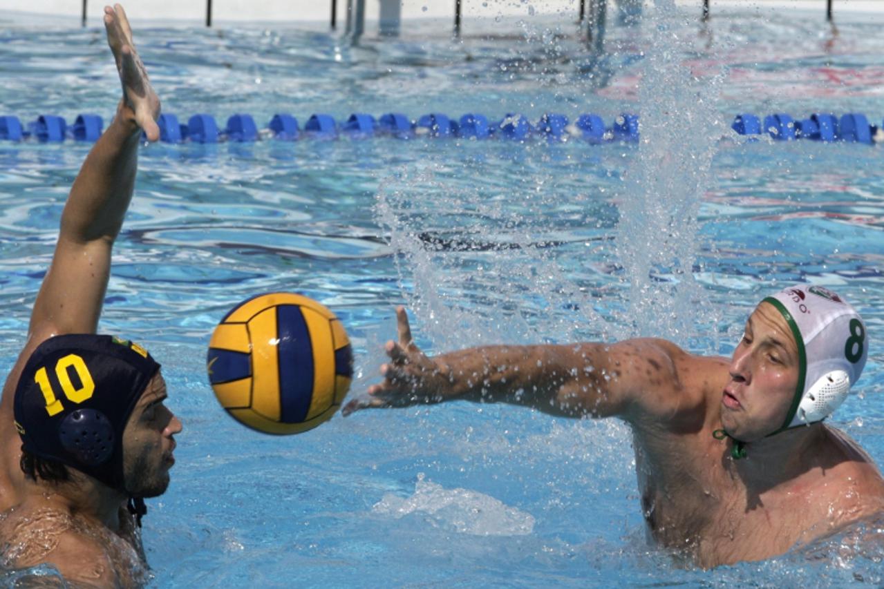 'Fluminense\'s Andrija Prlainovic (R) of Serbia controls the ball next to Pinheiros\' Antonio Incierra during their Brazil Cup water polo final match in Rio de Janeiro June 6, 2010. REUTERS/Sergio Mor