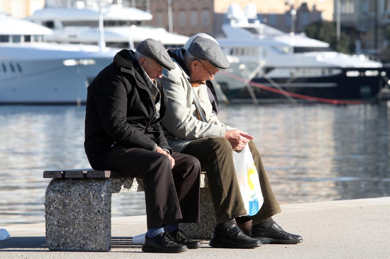 23.11.2014., Rijeka - Umirovljenici uzivaju u jesenskom suncu na klupici. 