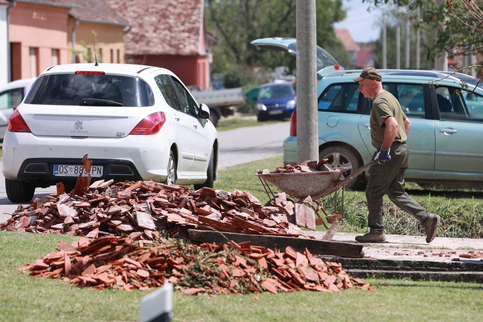 Nakon snažnog nevremena koje je zahvatilo dijelove Hrvatske s jakim vjetrom, kišom i tučom, nastavlja se opsežna sanacija u općini Bošnjaci. 