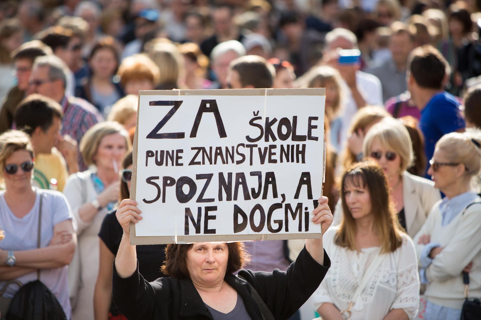 Građani su se okupili kako bi iskazali podršku reformi i izrazili nezadovoljstvo prema intervencijama, pritiscima i cenzuri u procesu reforme.

