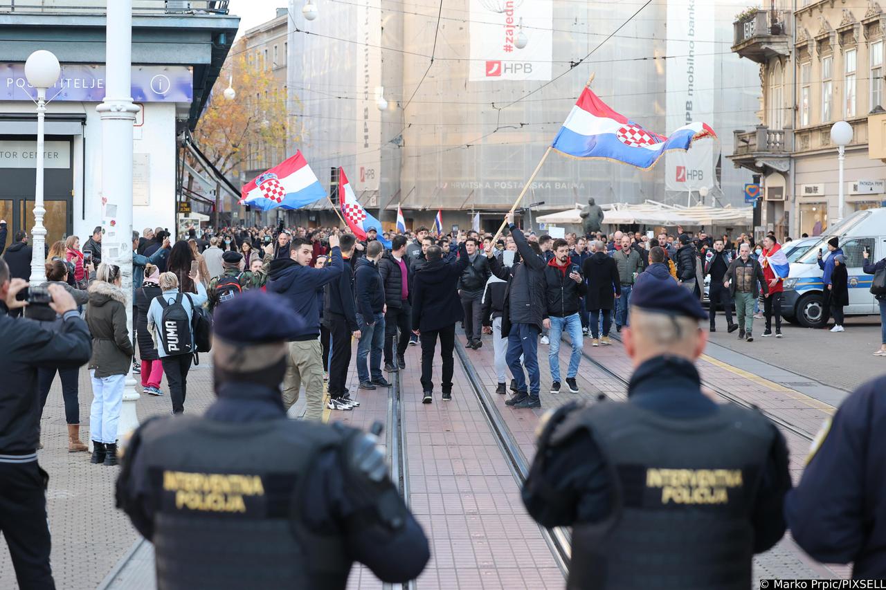 Veliki prosvjed u Zagrebu protiv COVID potvrda okupio tisuće prosvjednika