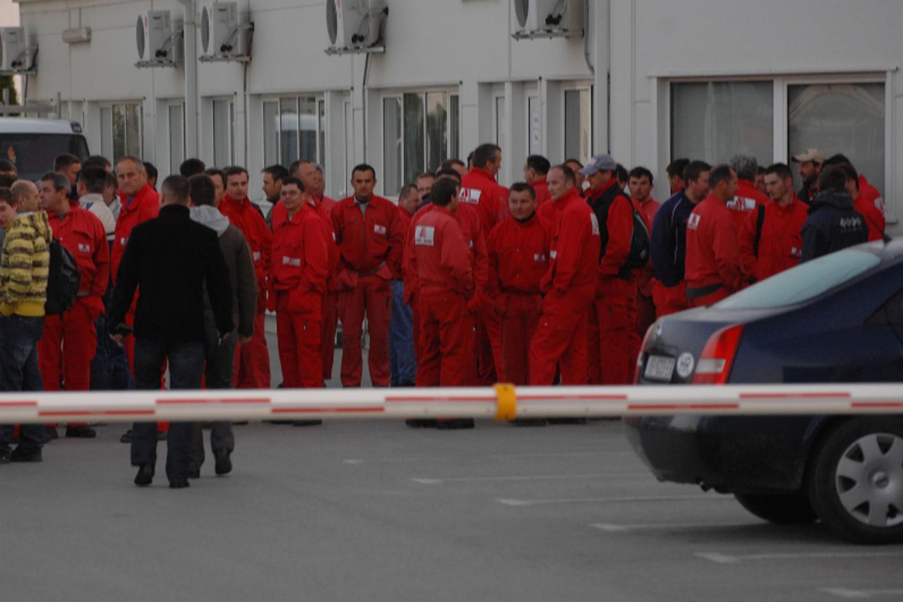 '11.04.2011. M-Profil, Zabok - Radnici M-Profila u 6 u jutro zapoceli su strajk zbog neisplacenih placa. Photo: Matija Topolovec/PIXSELL'