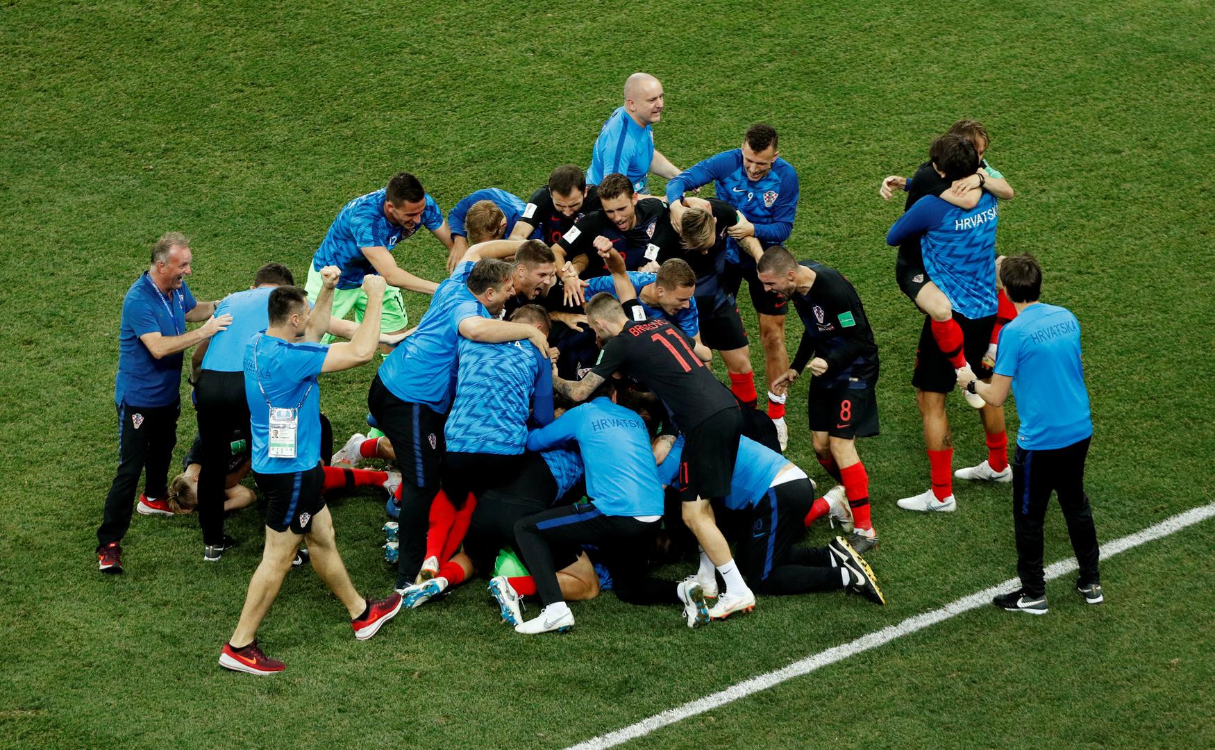Odmah nakon Rakitićevog gola igrači su potrčali jedni drugima u zagrljaj i veliko slavlje je moglo početi.

