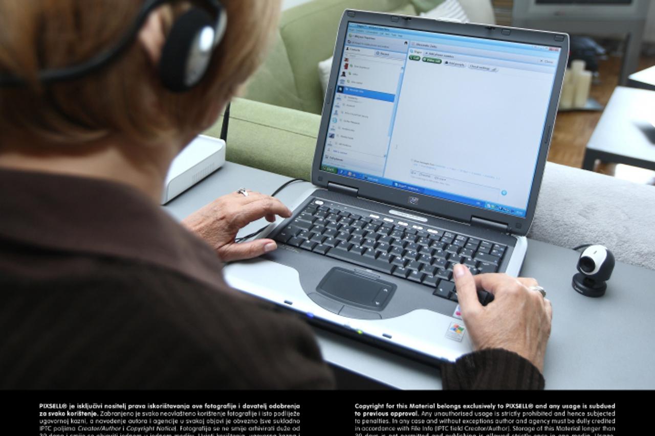 '19.05.2011., Zagreb - Umirovljenica Mirjana Sepetavc uz pomoc racunala i programa Skype razgovara sa kcerkom koja zivi u Americi. Photo: Davor Puklavec/PIXSELL'