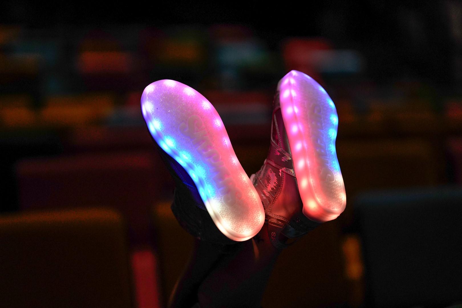 Da su svjetleće tenisice zaista pravi hit pokazalo se još prošle godine. Brojni ljubitelji mode na društvenim su  mrežama objavljivali različite stajlinge sa svjetlećim tenisicama u prvom planu, a ove bi se jeseni ta praksa lako mogla nastaviti. 