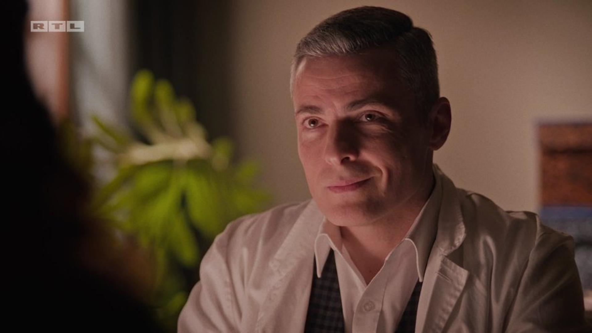 Riječ je o "Divljim pčelama", gdje utjelovljuje lik liječnika kojem se obraćaju Teodora i Jakov.