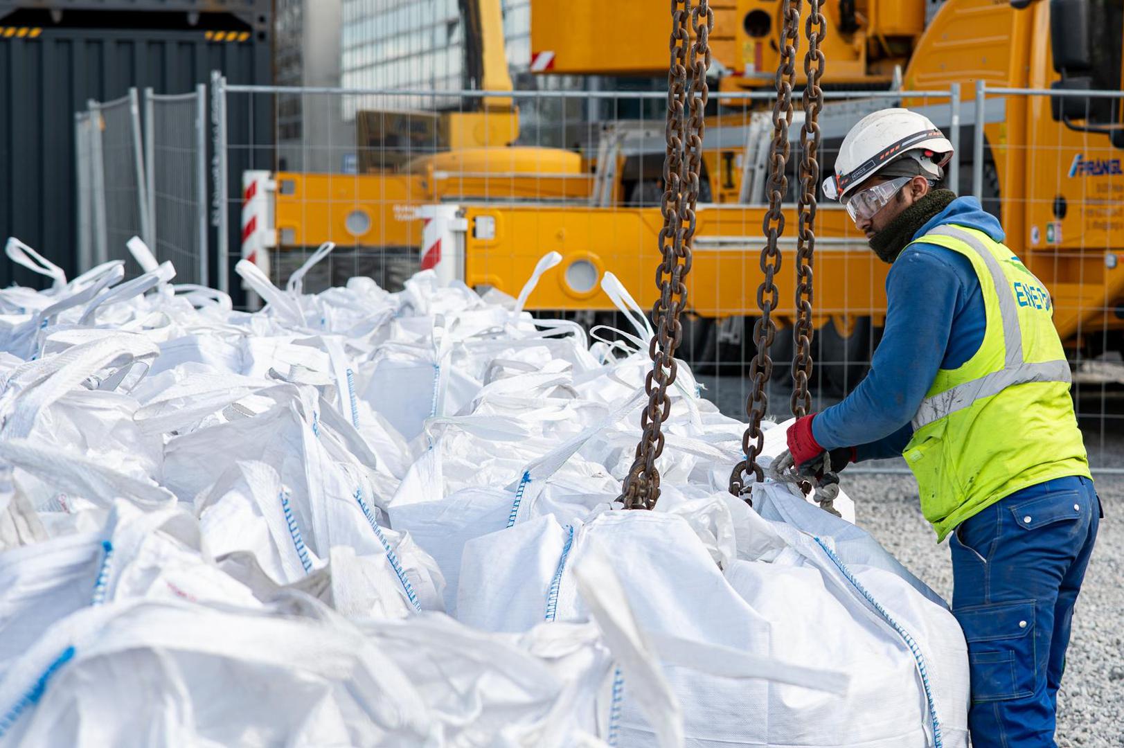 Uklanjanje azbesta važan je korak prije nastavka planiranih radova na neboderu