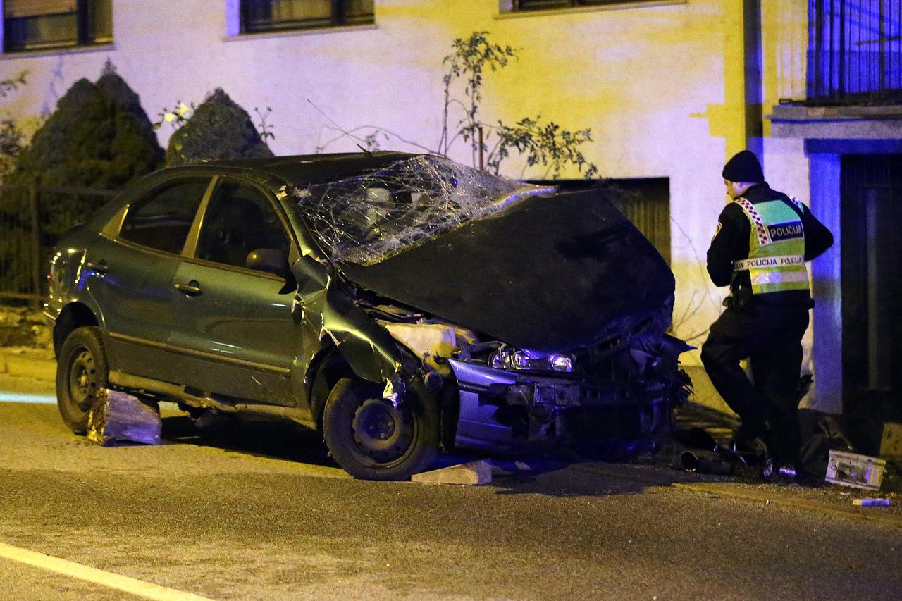 Zagreb: Vozač automobila poginuo nakon što se zabio u ogradu kuće na Kustošiji