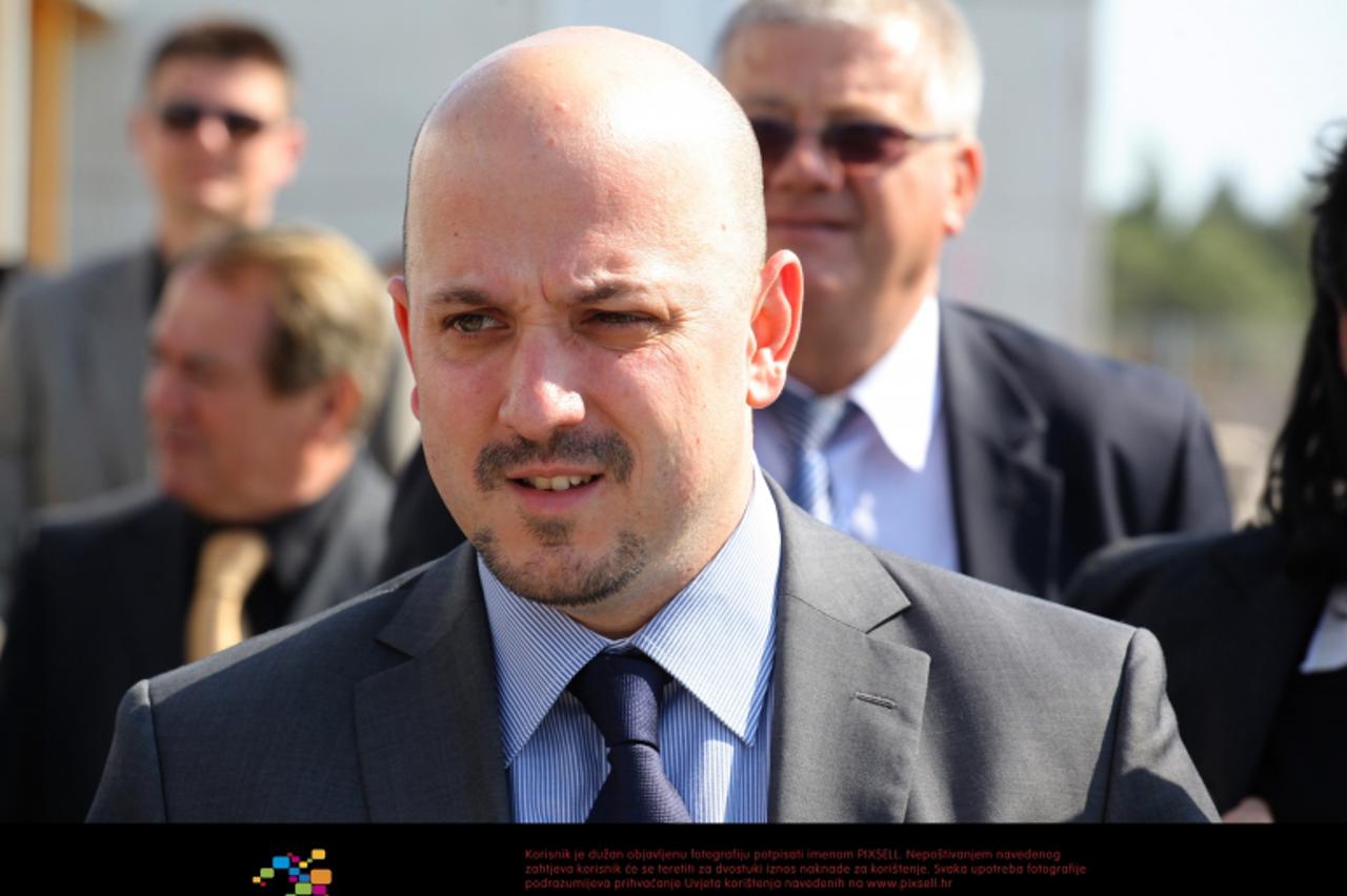 '28.03.2012., Zadar - Ministar poduzetnistva i obrta Gordan Maras prezentira program ministarstva te putuje po Zadaskoj zupaniji. Tom prilikom navratio je i u poduzetnicku zonu u Policniku. Photo: Zel