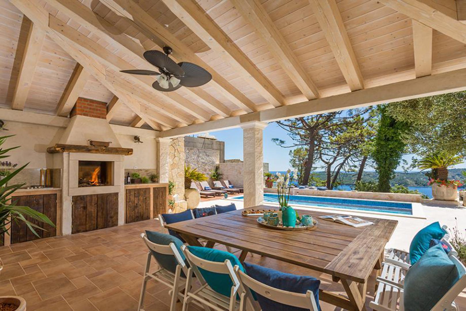 Uz dvije parkirne pozicije, kuća raspolaže brojnim dodatnim sadržajima uključujući bazen, jacuzzi, saunu, vanjski roštilj, vrt, dvorište i vrtnu kućicu. Također, objekt ima pet ili više kupaonica s toaletom, a među opremom su i perilica posuđa, tuš kabina te kada.

