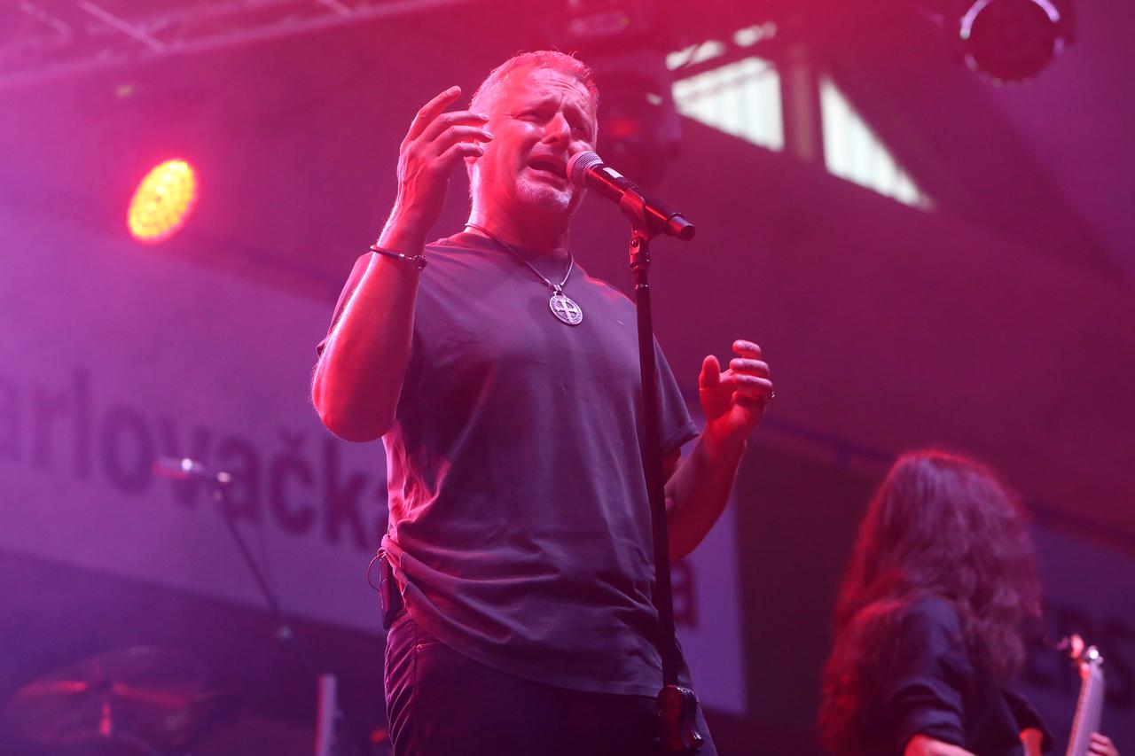 Karlovac: Tisuće ljudi okupljeno na koncertu Thompsona u dvorani Mladost