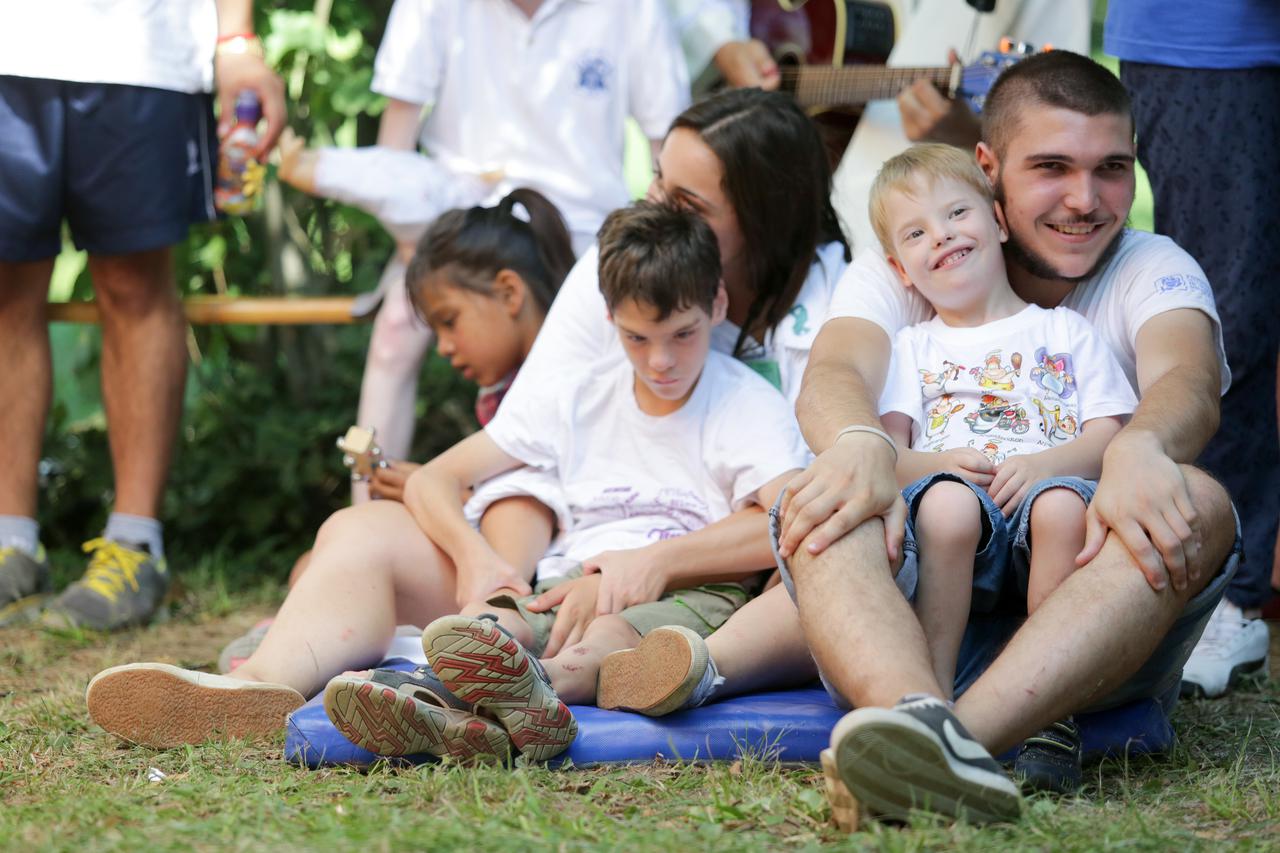 09.08.2015., Zagreb - Specijalna bolnica za kronicne bolesti djecje dobi Gornja Bistra vec je 15. godinu zaredom domacin volonterskom kampu kojega vodi talijanski svecenik Ermanno D'Onofrio. Udruga Vrt plavih ruza (Il giardino delle rose blu) svake godine