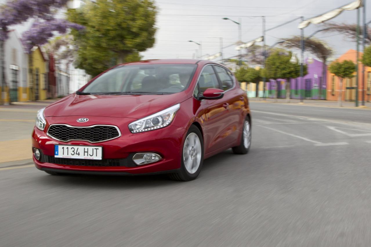 'Kia_ceed_04_2012'