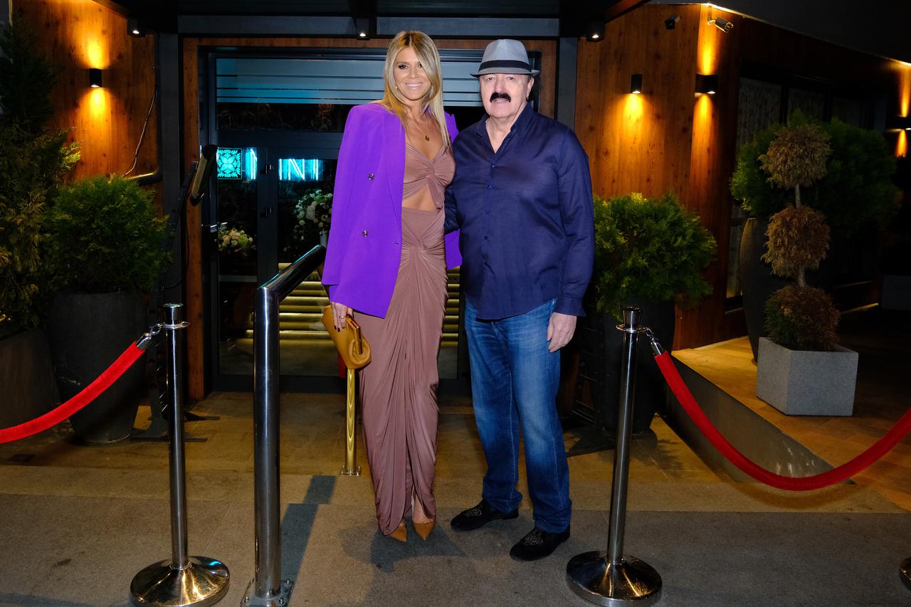 Dolazak uzvanika na proslavu Severininog 50. rođendana u klubu Mint