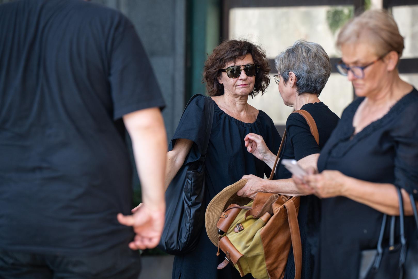 Od 1980. godine, kada se pridružila Kerempuhu, odigrala je uloge u više od 55 predstava, a surađivala je i s brojnim drugim kazalištima i družinama – Teatrom &TD, DK Gavella, ZKM-om, Kazalištem Mala scena, Glumačkom družinom Histrioni te s Dubrovačkim ljetnim igrama.