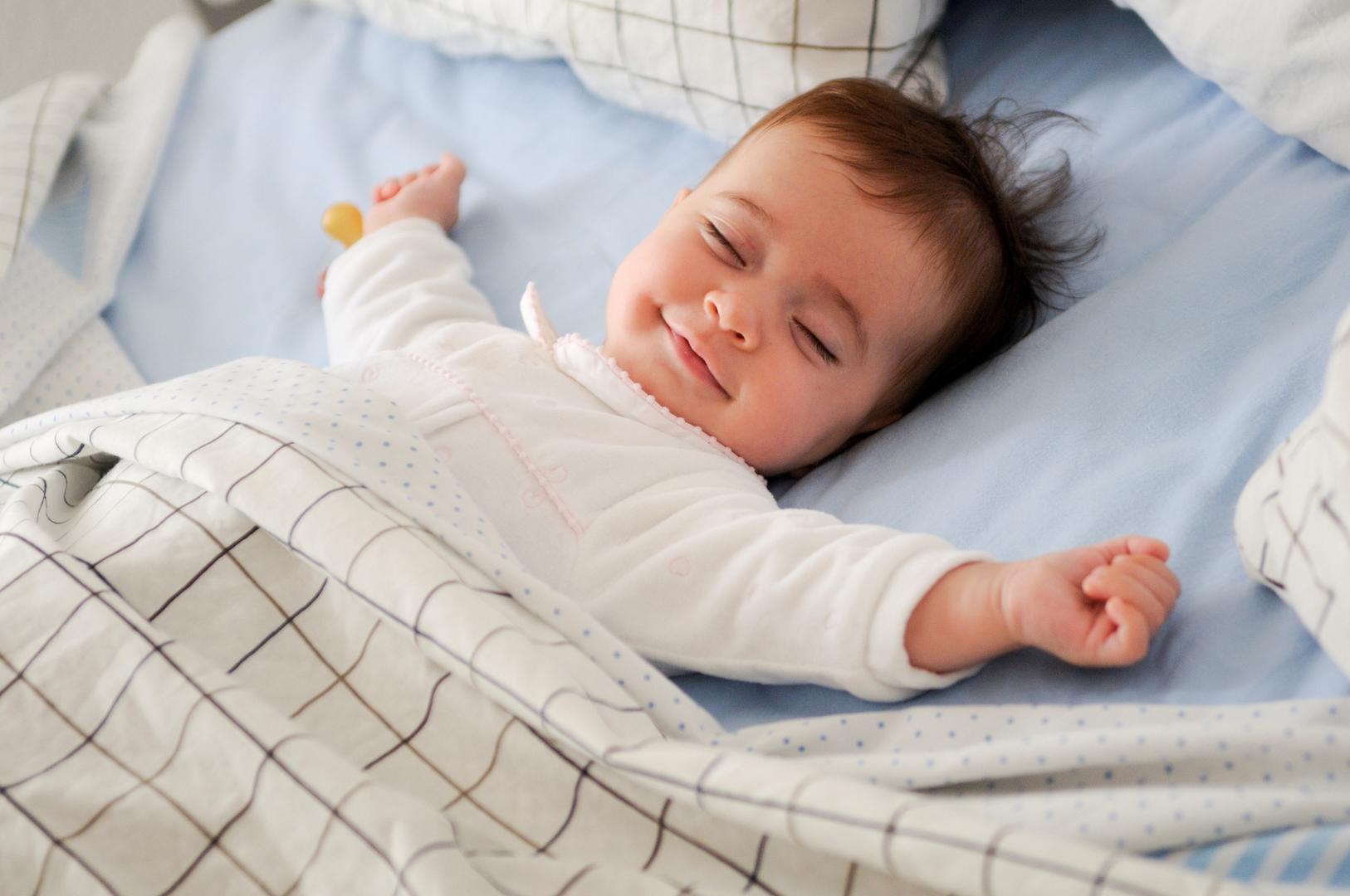 Ne gasite svjetlo u sobi gdje beba spava – Zaista čudan savjet, no stručnjaci se slažu kako je svakako bolje za bebu i kvalitetan san da spava u zamračenoj prostoriji. 