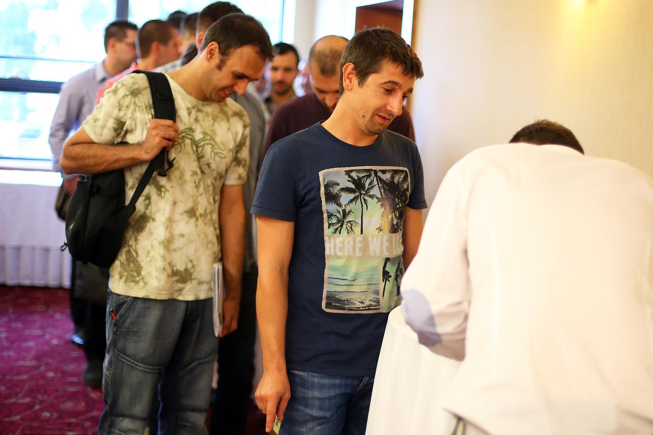 17.09.2015., Zagreb - Noel Recruitment Ireland, agencija za zaposljavanje u Irskoj, provodi intervjue za poslove u toj zemlji. Danas se na intervju u hotelu Internacional pojavilo 200-tinjak nezaposlenih Hrvata.