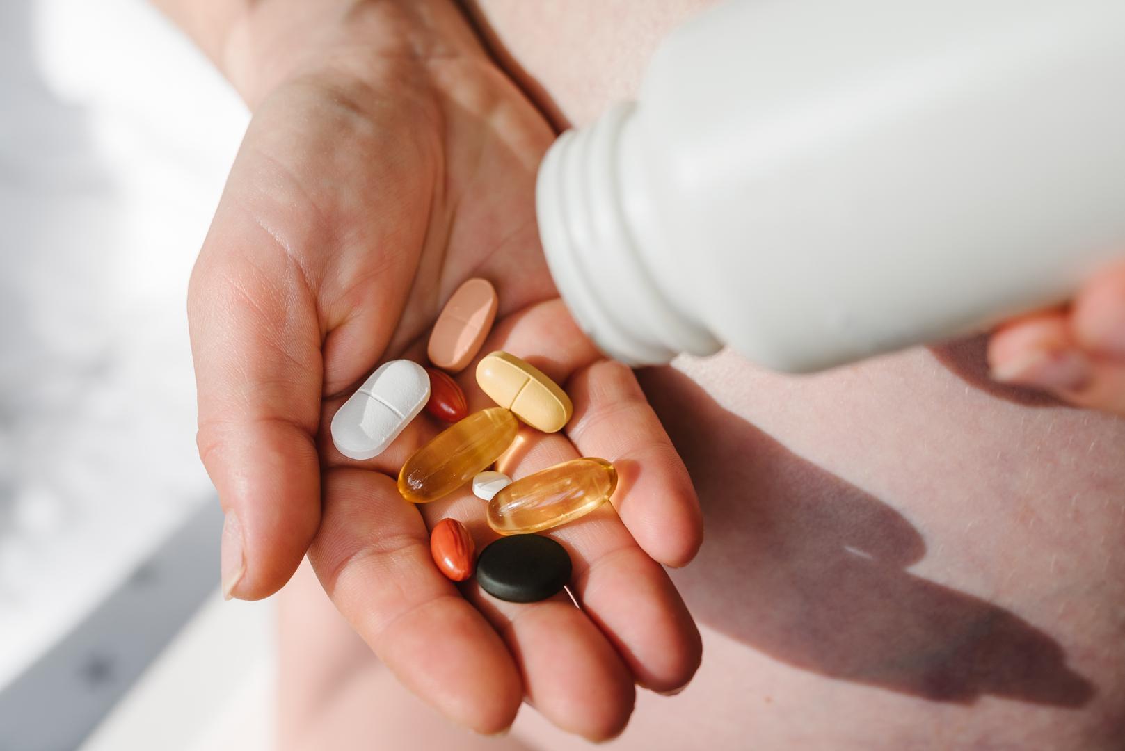 8. Vitamini i dodaci prehrani: Nedostaci vitamina čest su uzrok umora. Razmislite o razgovoru sa zdravstvenim radnikom ako mislite da možda imate manjak vitamina. Mogli bi vam postaviti ispravnu dijagnozu i preporučiti odgovarajuće dodatke prehrani i dnevne vitamine, ako je to potrebno.