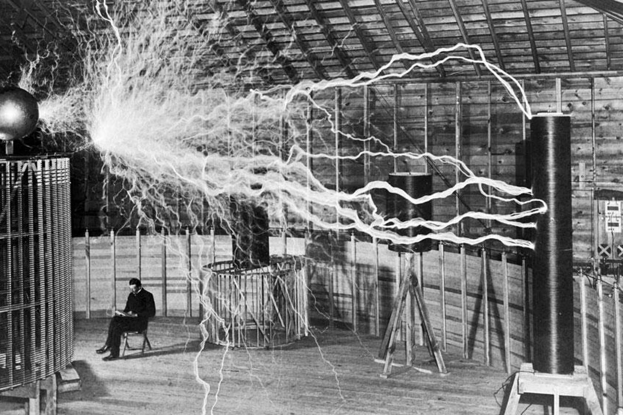 storyeditor/2026-01-26/Nikola-Tesla-with-his-equipment.jpg