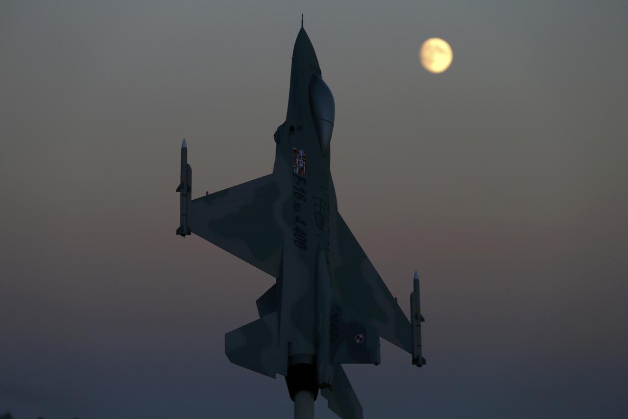F16