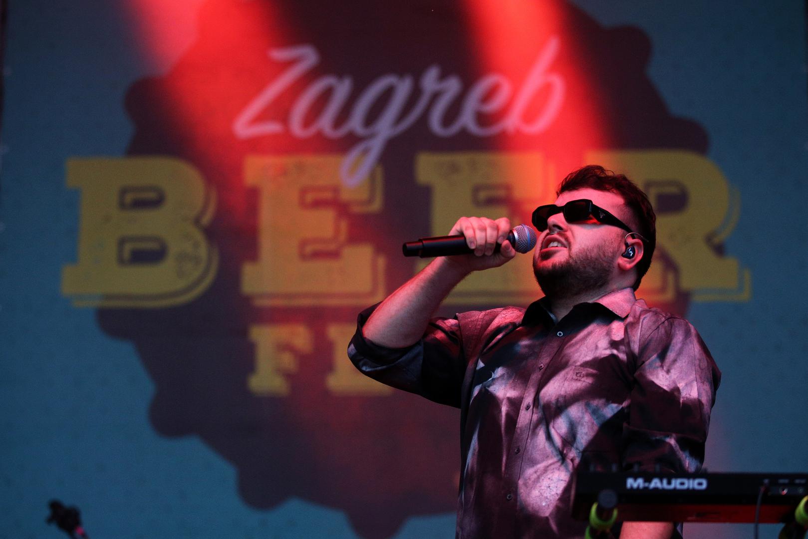 Izbjegavam neke velike intervjue, nema me na televiziji, volio bi da to nije tako ali je*i ga. Takav sam i imam taj problem koji je nekad izraženiji nekad manje