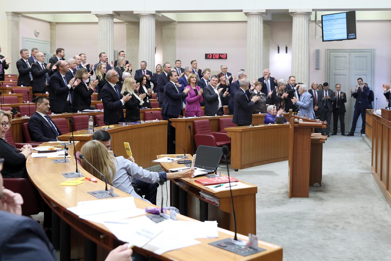 Zagreb: Zastupnici HDZ-a dugotrajnim pljeskom pozdravili govor premijera Plenkovica