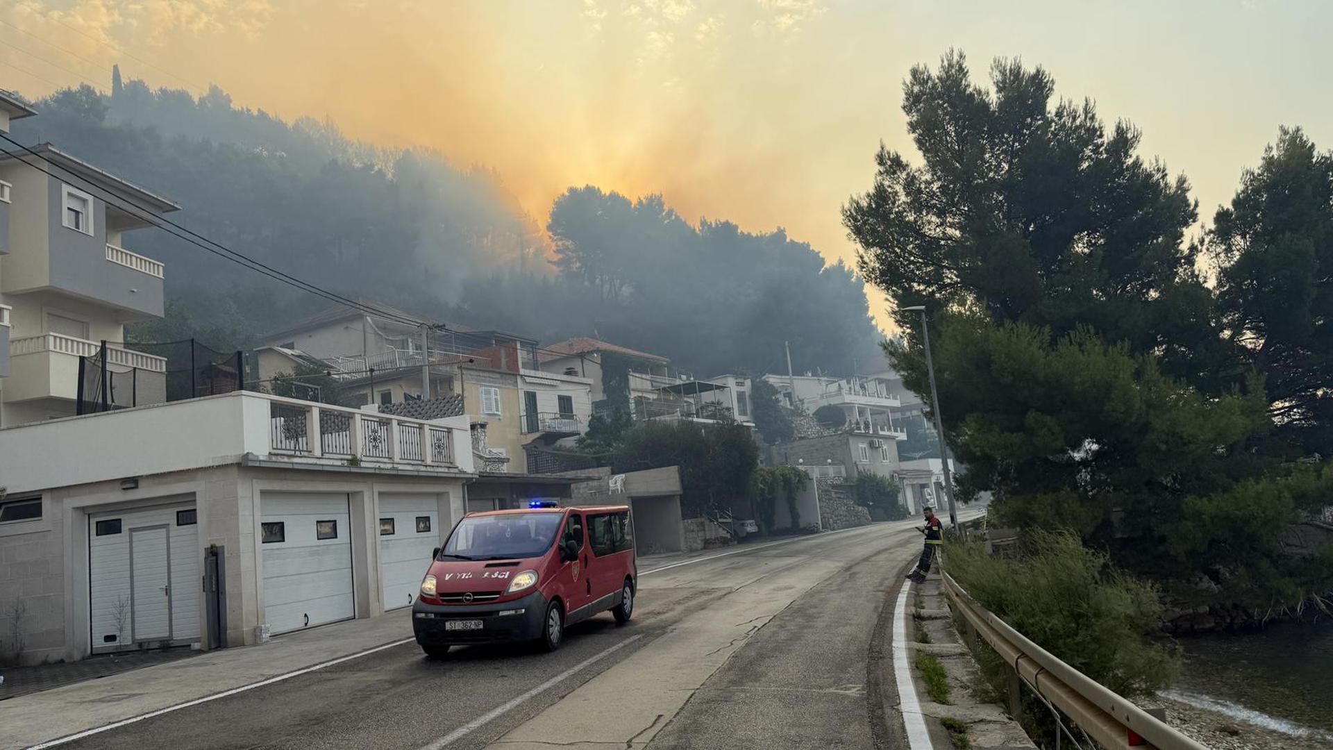 11.08.225., Krilo Jesenice - Veliki požar iznad Krila Jesenice gasi više od 100 vatrogasaca Photo: Ivo Cagalj/PIXSELL