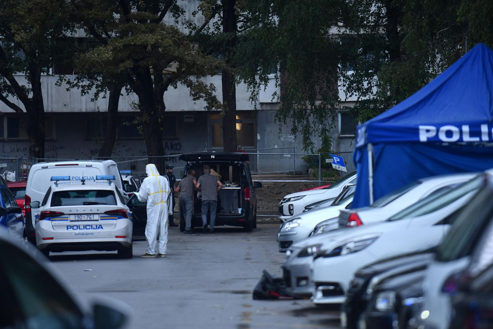 05.09.2024., Zagreb - U stambenoj zgradi u naselju Sopot u Novom Zagrebu policija je pronasla tijelo zenske osobe te je prema dosad utvrdjenim informacijama smrt posljedica kaznenog djela. Nedaleko mjesta dogadjaja u osobnom vozilu pronadjeno je tijelo muskarca koji je najvjerojatnije pocinio samoubojstvo a dovodi se u vezu s ubojstvom zenske osobe. Photo: Josip Mikacic/PIXSELL Photo: Josip Mikacic/PIXSELL