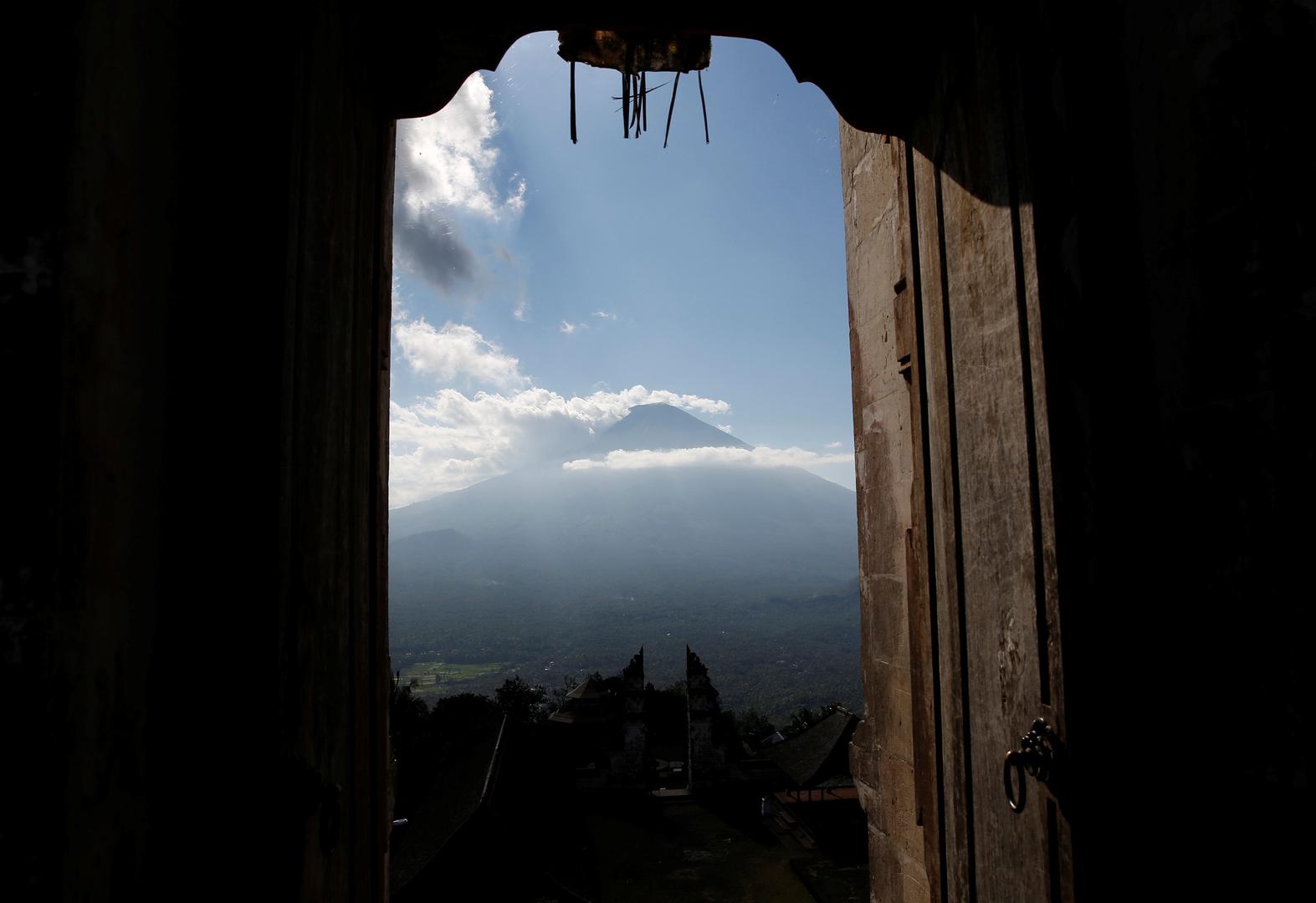 Oko 30.000 stanovnika Karangasema, uključujući one koji su već pobjegli iz okruga najbližeg vulkanu u prethodnoj uzbuni u rujnu, napustilo je kuće, rekao je lokalni dužnosnik.