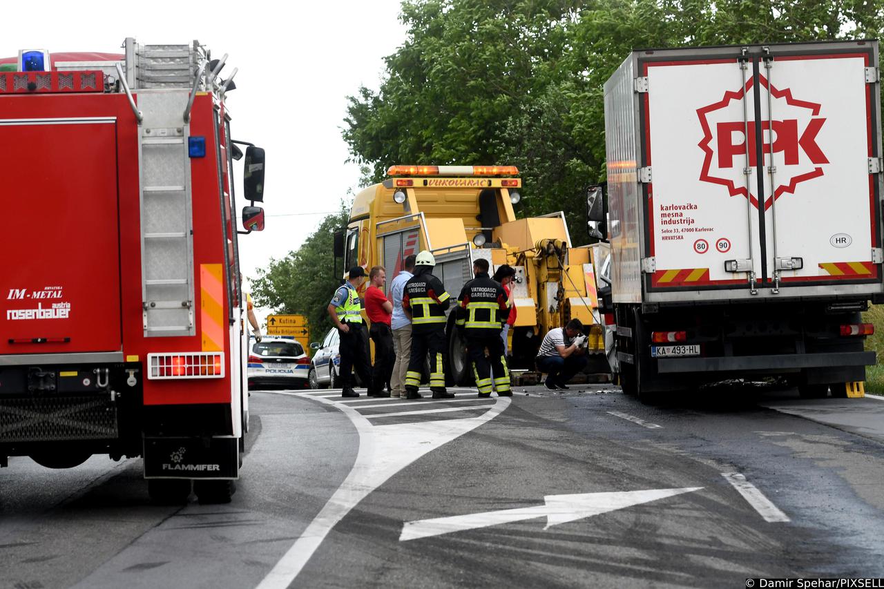 Garešnica: U sudaru kamiona i sanitetskog vozila poginule dvije osobe