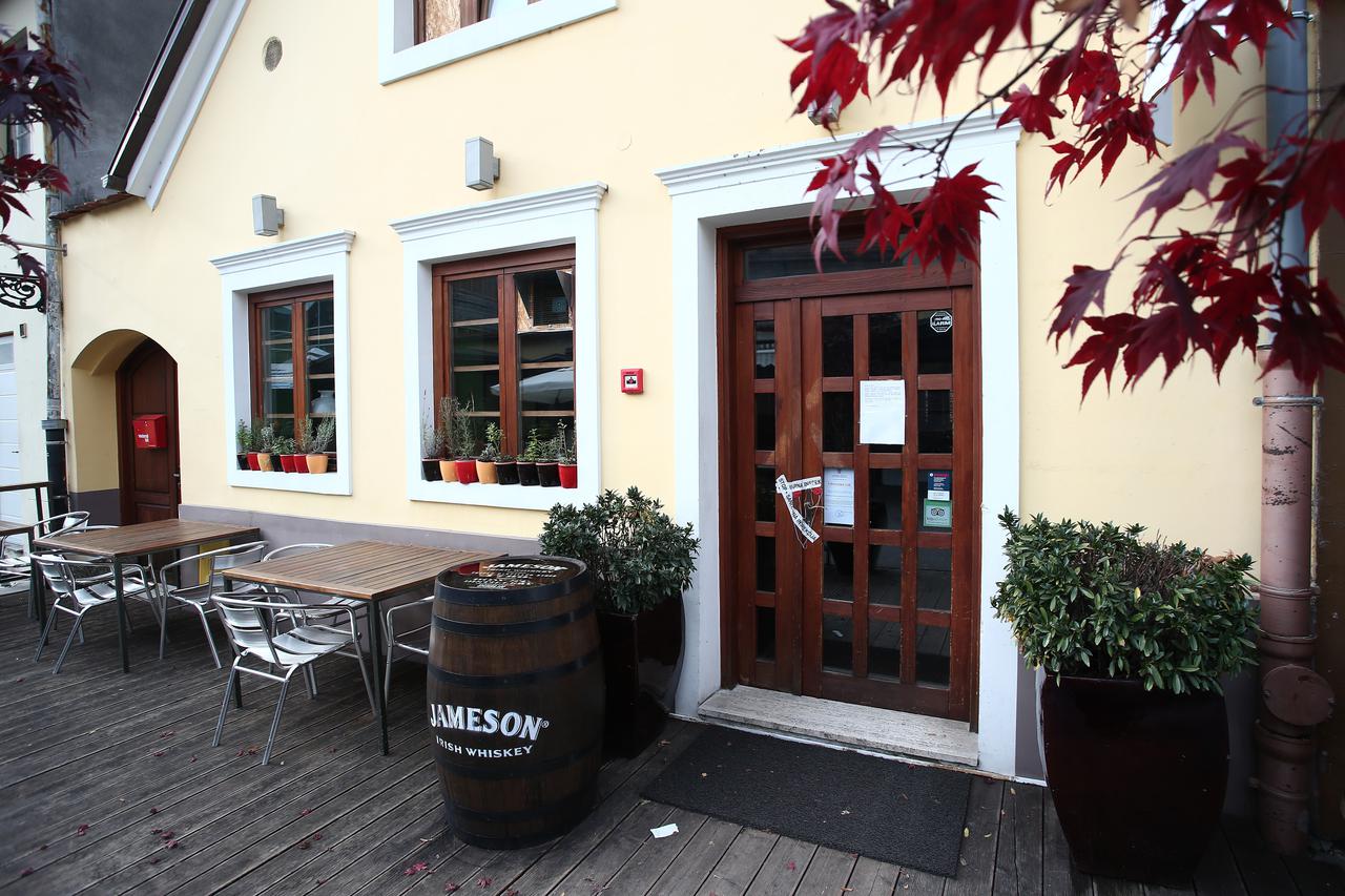 16.11.2016., Zagreb - Pivnica Craft room na Opatovini zatvorena odlukom Sanitarne inspekcije. Osim obavijesti sanitarne inspekcije, na vratima je i obavijest vlasnika Craft rooma. Obavijest kaze kako je doslo zbog zatvaranja zbog konzumacije duhanskih pro