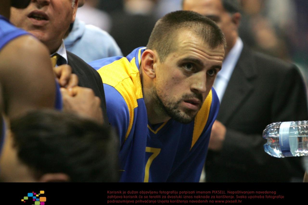 '12.01.2006., Zagreb - Nikola Vujcic na kosarkaskoj utakmici Cibona-Maccabi.  Photo: Robert Anic/24sata'