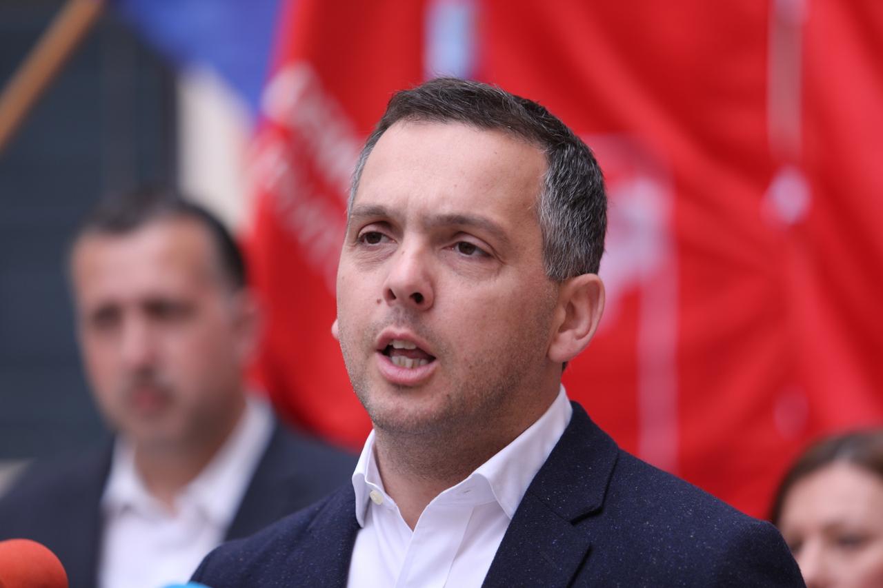 Split: Čelnici splitskog SDP-a i Stranke umirovljenika dijelili su karanfile