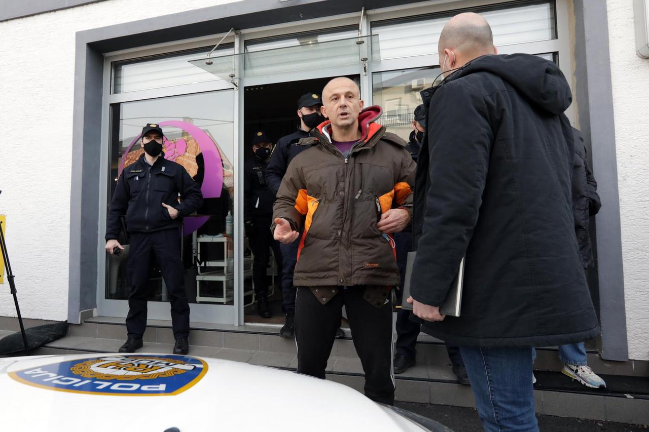Zagreb: Iako su mjere i dalje na snazi, vlasnik teretane otvorio svoja vrata, stigla i policija
