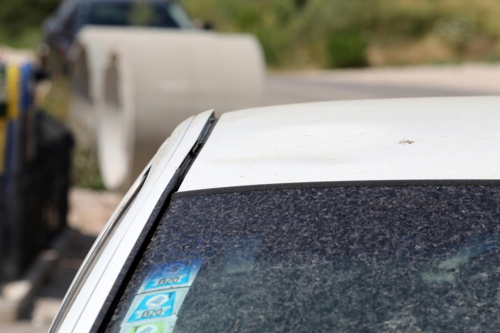 28.07.2021., Krk - Zgrada u ulici Mali Kartec u kojoj je suprug ubio suprugu. Stan u suterenu, ploicijska traka na vrartima i bijeli Volvo kojem je udubljen krov po kojem je lupao suprug ubojica.Photo: Goran Kovacic/PIXSELL