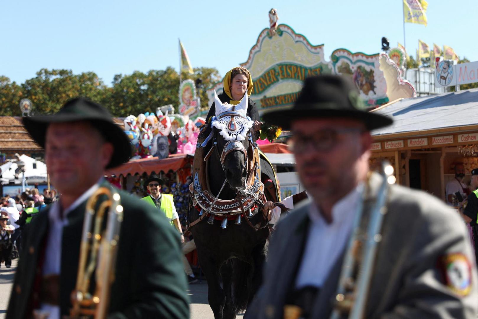 Po tradiciji, prvo pivo od litre dobio je bavarski premijer. Markus Söder rekao je da je Oktoberfest "najbolji način za borbu protiv svjetskih kriza - jednostavno predah, malo uživanja u životu, punjenje baterija".

