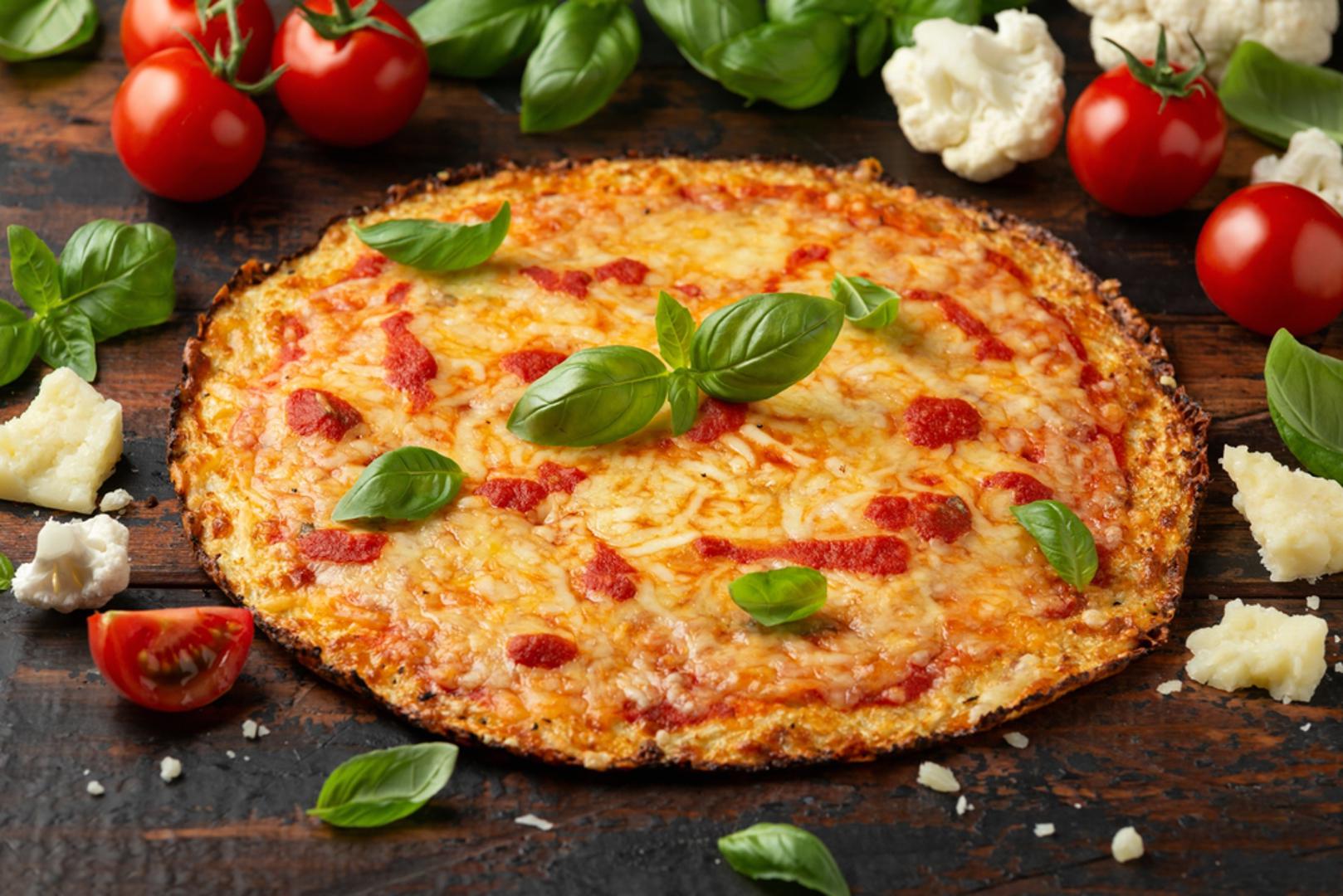 Pizza s podlogom od cvjetače: Usitnjenu cvjetaču kratko skuhajte ili zagrijte u mikrovalnoj pećnici, a zatim iz nje dobro istisnite višak vode. Pomiješajte je s jajetom, sirom i začinima, oblikujte tanku podlogu te je zapecite prije dodavanja nadjeva. Premažite umakom od rajčice, dodajte sir i omiljene sastojke pa vratite u pećnicu.