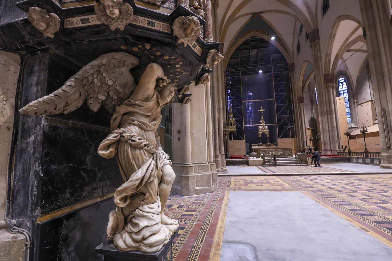 Oštećeni su bili i svodovi, zidovi te brojni kameni i dekorativni elementi. Katedrala je tada zatvorena, a ubrzo je započela dugotrajna i zahtjevna obnova.