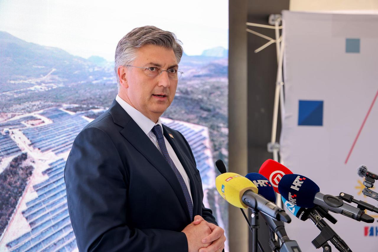 Benkovac: Andrej Plenković u obilasku radova na izgradnji sunčane elektrane Korlat