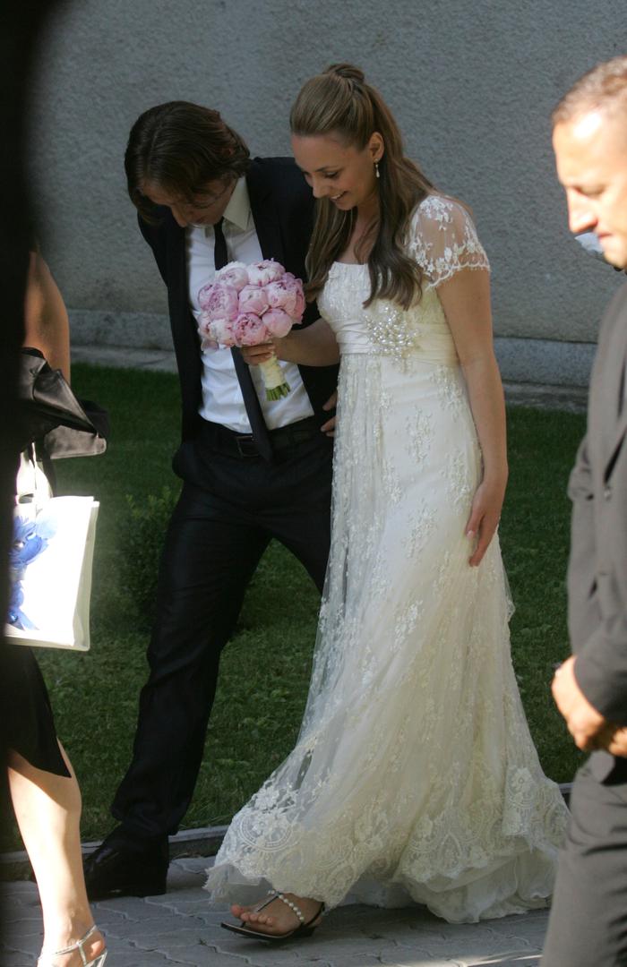 Za crkveno vjenčanje Vanja je odabrala elegantnu vjenčanicu boje šampanjca i nosila je sandale optočene kristalima Swarovski, a vjenčani buket bio je od božura.