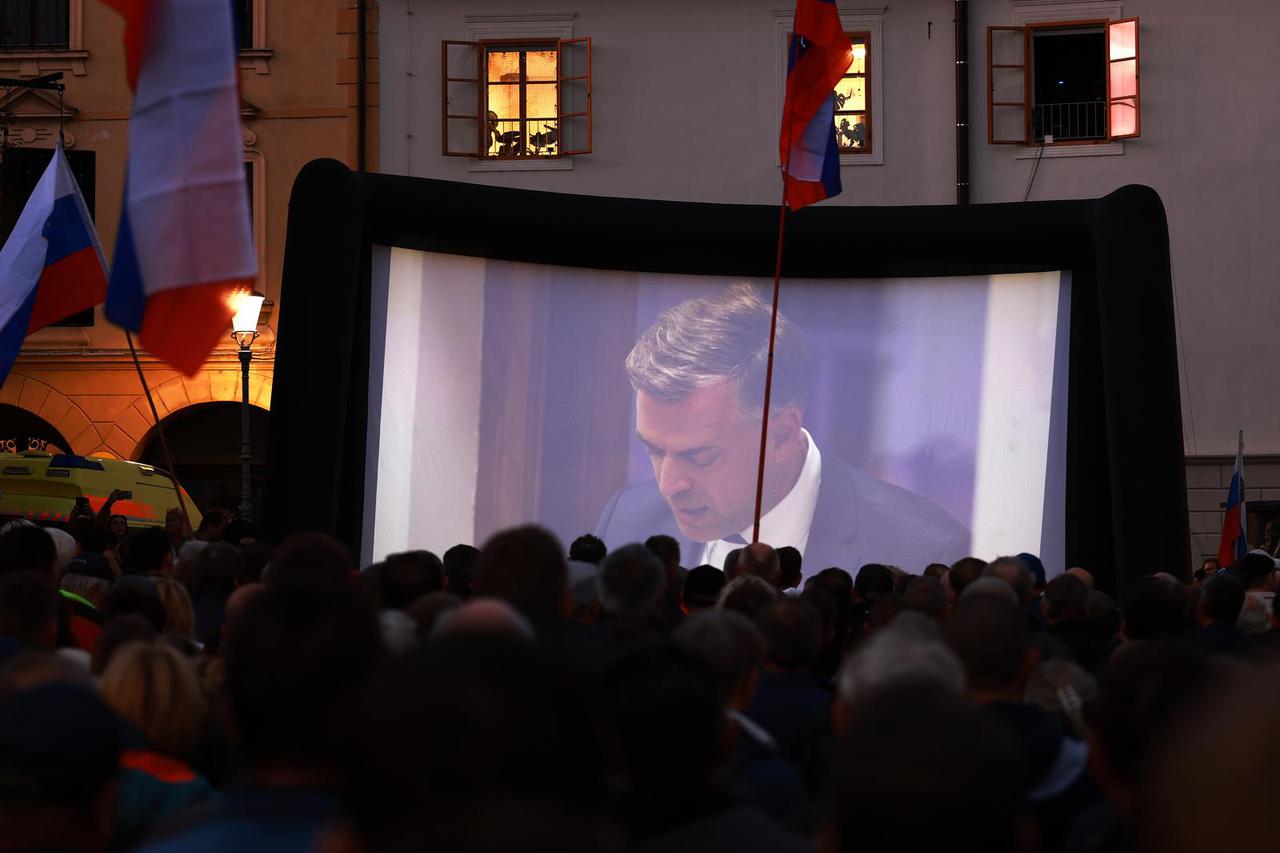 Novo Mesto: Građani pristižu na prosvjedni skup, održat će se i politički summit