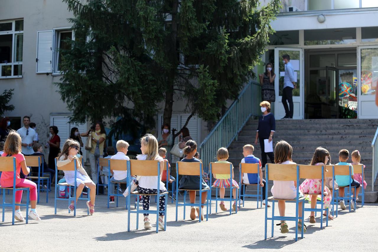 Rijeka: Prvi dan škole prvašića Osnovne škole Trsat