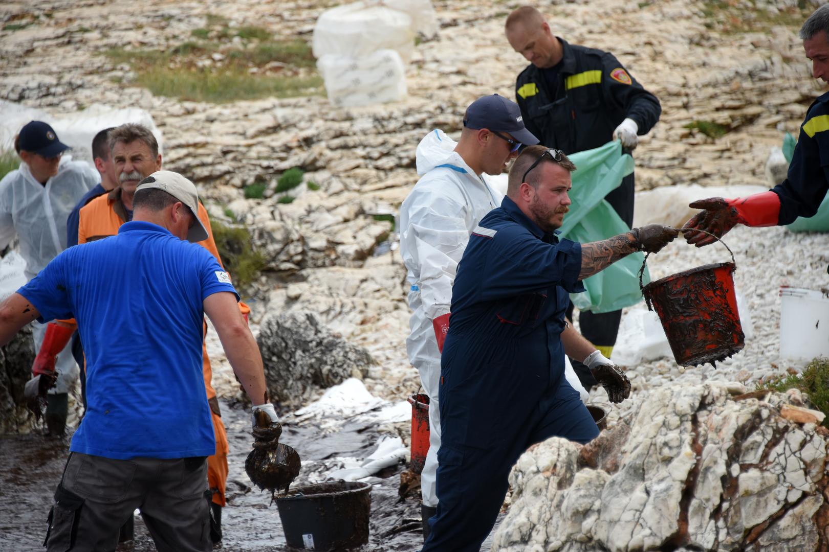 Onečišćenje nije toliko veliko kao što se u prvi mah mislilo, a do ove ocijene došao se nakon što su dva zrakoplova tijekom jutra nadgledala područje, dodao je. 